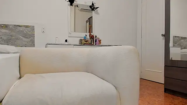 anisialuna  online show from 10/15/25, 06:24