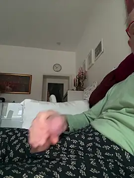 Snapshot of Frank22xx chatting on 10/16/25, 05:52 Frank22xx online show from 10/16/25, 05:52