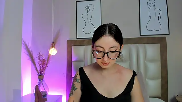 Snapshot of Emilywatsonn chatting on 02/03/26, 09:42 Emilywatsonn online show from 02/03/26, 09:42