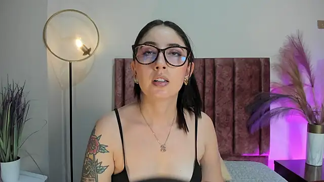 Snapshot of Emilywatsonn chatting on 06/13/26, 12:30 Emilywatsonn online show from 06/13/26, 12:30