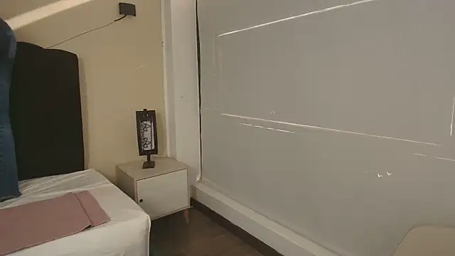 Snapshot of Ambarross chatting on 09/21/25, 11:56 Ambarross online show from 09/21/25, 11:56