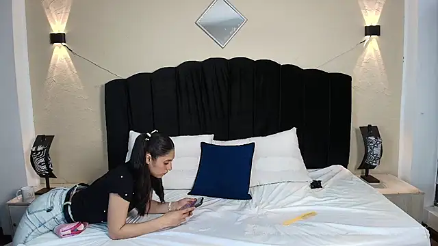 Snapshot of Ambarross chatting on 10/13/25, 08:09 Ambarross online show from 10/13/25, 08:09