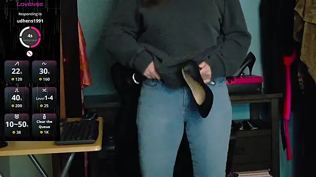 Snapshot of TreeJeanne chatting on 10/27/25, 12:42 TreeJeanne online show from 10/27/25, 12:42