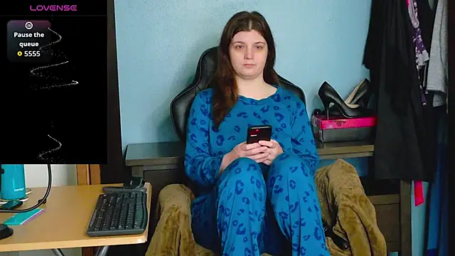 Snapshot of TreeJeanne chatting on 11/30/25, 03:43 TreeJeanne online show from 11/30/25, 03:43