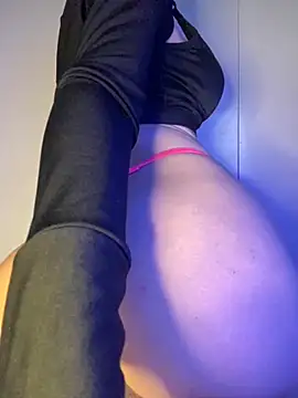 Snapshot of Beca-Kevin chatting on 11/15/25, 06:48 Beca-Kevin online show from 11/15/25, 06:48