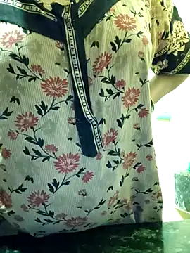 Snapshot of Aaradhya chatting on 12/04/24, 01:14 Aaradhya online show from 12/04/24, 01:14