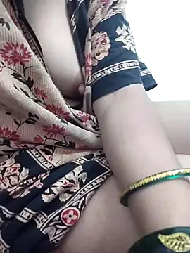 Snapshot of Aaradhya chatting on 12/28/24, 04:08 Aaradhya online show from 12/28/24, 04:08