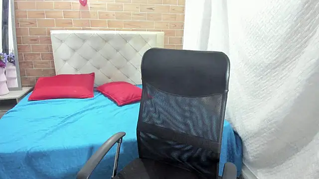 Snapshot of MIKE_HUNTER7 chatting on 02/12/25, 12:22 MIKE HUNTER7 online show from 02/12/25, 12:22