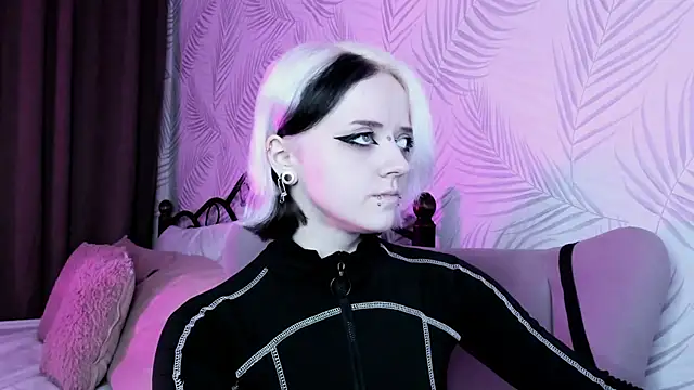 Holy Silvia online show from 12/19/24, 08:13