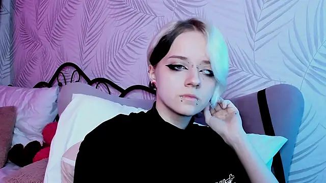 Holy Silvia online show from 02/21/25, 11:33