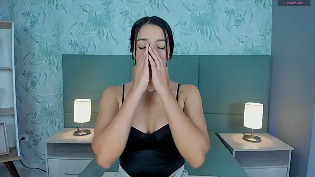 lexiethompson  online show from 10/11/25, 12:04