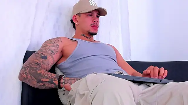 Snapshot of NoahhBrown chatting on 11/24/25, 02:00 NoahhBrown online show from 11/24/25, 02:00