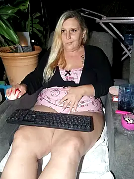 Snapshot of BecciDeluxe chatting on 06/13/26, 10:18 BecciDeluxe online show from 06/13/26, 10:18
