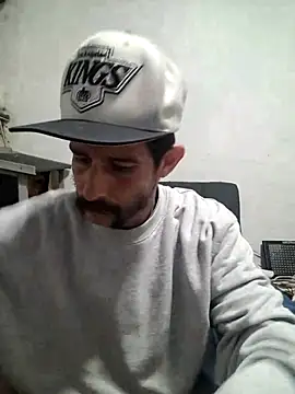 Snapshot of LongDickZee562 chatting on 10/08/25, 05:10 LongDickZee562 online show from 10/08/25, 05:10