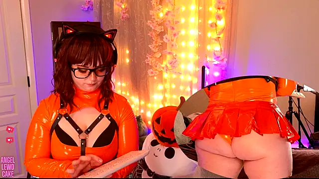 Snapshot of Angel-Lewd-Cake chatting on 10/19/25, 06:03 Angel-Lewd-Cake online show from 10/19/25, 06:03