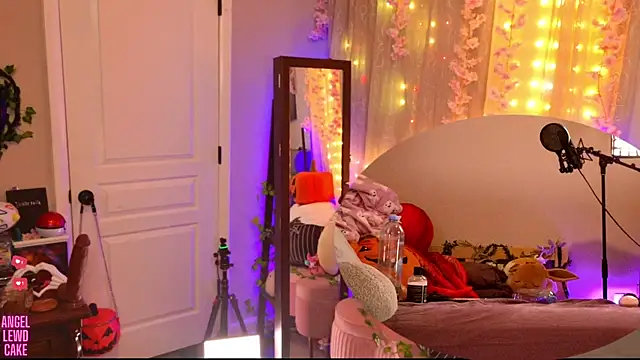 Snapshot of Angel-Lewd-Cake chatting on 10/25/25, 05:15 Angel-Lewd-Cake online show from 10/25/25, 05:15