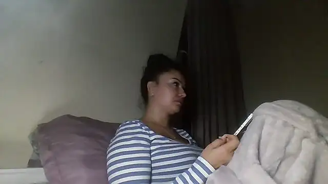 Snapshot of Linusya chatting on 10/14/25, 05:58 Linusya online show from 10/14/25, 05:58