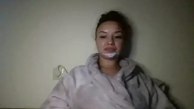 Snapshot of Linusya chatting on 10/24/25, 02:24 Linusya online show from 10/24/25, 02:24