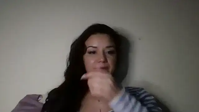 Snapshot of Linusya chatting on 10/26/25, 04:46 Linusya online show from 10/26/25, 04:46