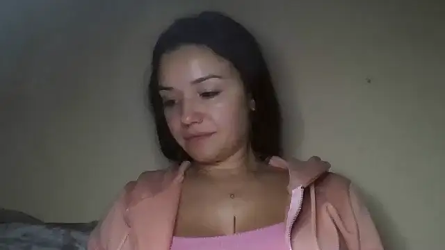 Snapshot of Linusya chatting on 10/28/25, 04:31 Linusya online show from 10/28/25, 04:31