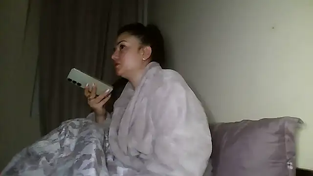 Snapshot of Linusya chatting on 11/06/25, 05:03 Linusya online show from 11/06/25, 05:03