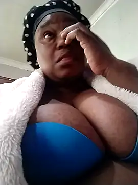 Snapshot of MATUREBUSSTY chatting on 09/28/25, 07:47 MATUREBUSSTY online show from 09/28/25, 07:47