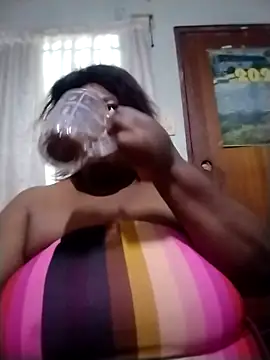 Snapshot of MATUREBUSSTY chatting on 10/30/25, 04:30 MATUREBUSSTY online show from 10/30/25, 04:30