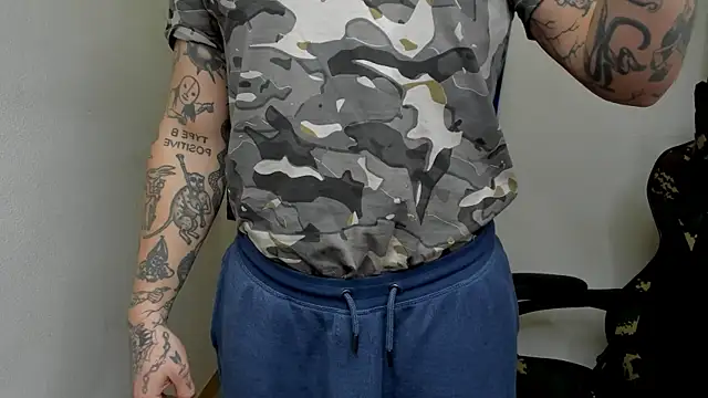 Snapshot of layneinchains chatting on 01/16/25, 09:08 layneinchains online show from 01/16/25, 09:08