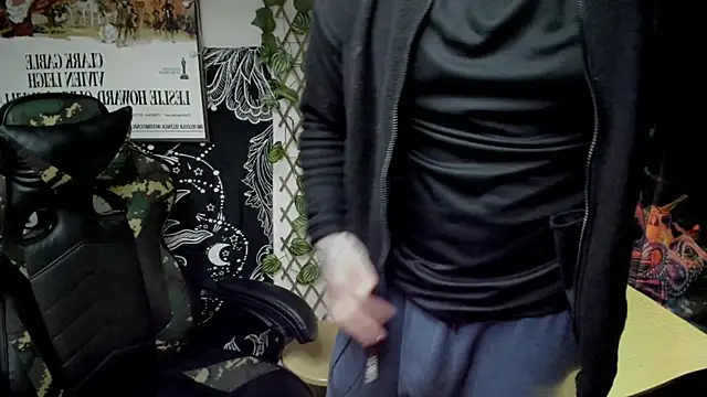 Snapshot of layneinchains chatting on 01/27/25, 12:01 layneinchains online show from 01/27/25, 12:01