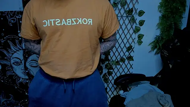 Snapshot of layneinchains chatting on 02/04/25, 02:49 layneinchains online show from 02/04/25, 02:49