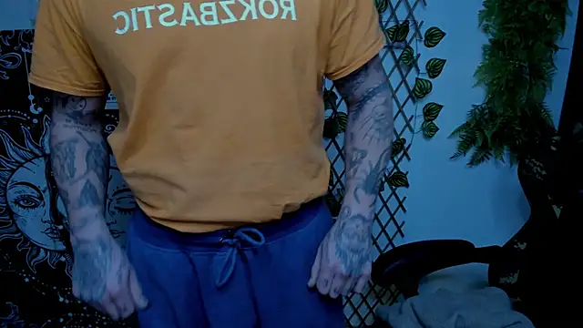 Snapshot of layneinchains chatting on 02/04/25, 06:46 layneinchains online show from 02/04/25, 06:46