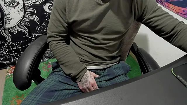 Snapshot of layneinchains chatting on 02/10/25, 02:05 layneinchains online show from 02/10/25, 02:05