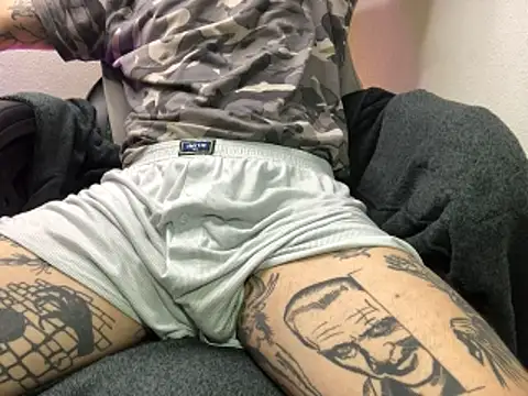 Snapshot of layneinchains chatting on 10/22/25, 02:50 layneinchains online show from 10/22/25, 02:50