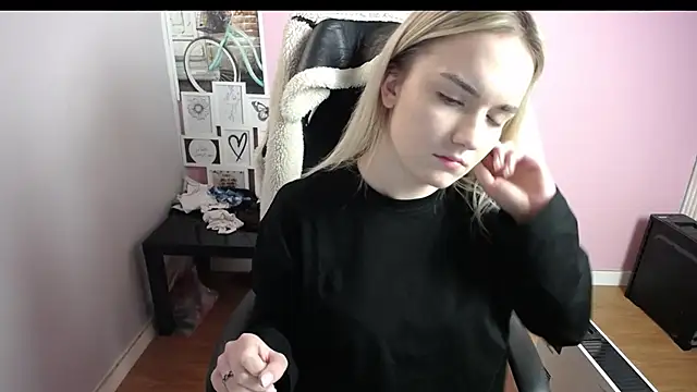 Snapshot of viktoria_lovely chatting on 12/19/25, 12:45 viktoria lovely online show from 12/19/25, 12:45