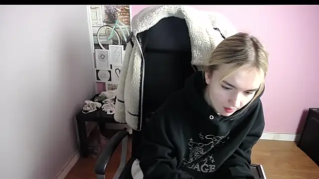 Snapshot of viktoria_lovely chatting on 12/23/25, 06:55 viktoria lovely online show from 12/23/25, 06:55