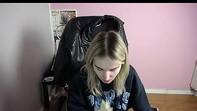 Snapshot of viktoria_lovely chatting on 02/16/26, 06:31 viktoria lovely online show from 02/16/26, 06:31