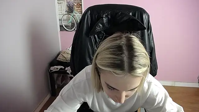 Snapshot of viktoria_lovely chatting on 02/25/26, 11:31 viktoria lovely online show from 02/25/26, 11:31