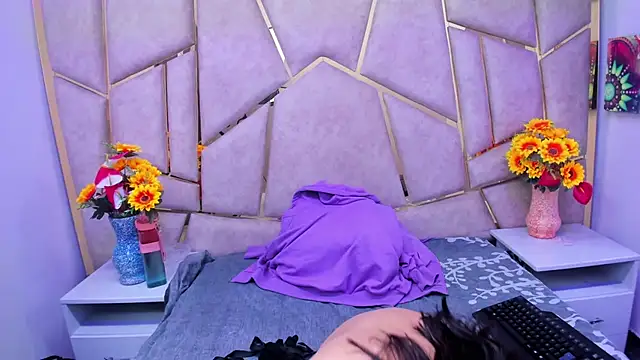 Snapshot of Kloe_Candy1 chatting on 11/28/25, 04:37 Kloe Candy1 online show from 11/28/25, 04:37