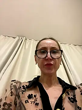 Snapshot of LauraDavis chatting on 12/18/25, 11:33 LauraDavis online show from 12/18/25, 11:33