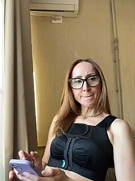 Snapshot of LauraDavis chatting on 04/10/26, 02:00 LauraDavis online show from 04/10/26, 02:00