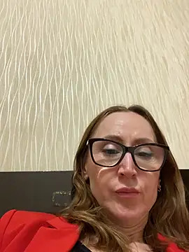 Snapshot of LauraDavis chatting on 05/17/26, 09:55 LauraDavis online show from 05/17/26, 09:55