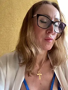 Snapshot of LauraDavis chatting on 06/21/26, 02:41 LauraDavis online show from 06/21/26, 02:41