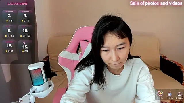 Snapshot of SaraXray chatting on 09/19/25, 04:14 SaraXray online show from 09/19/25, 04:14