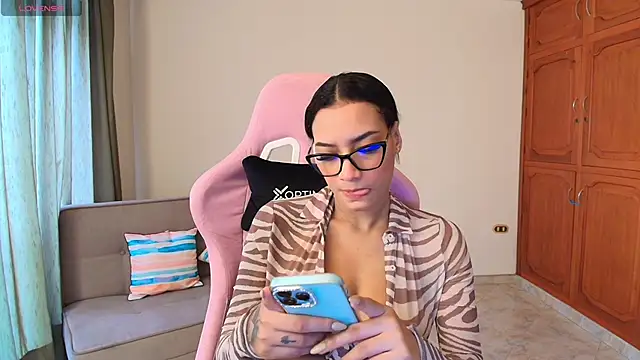 Snapshot of lili_jade222 chatting on 11/08/25, 12:27 lili jade222 online show from 11/08/25, 12:27