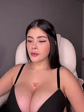 Snapshot of misslollipop04 chatting on 11/15/25, 02:09 misslollipop04 online show from 11/15/25, 02:09