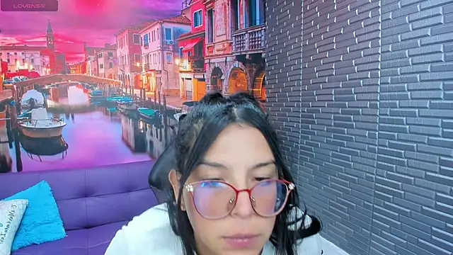 Snapshot of Small_naughty_ chatting on 01/11/26, 01:16 Small naughty online show from 01/11/26, 01:16