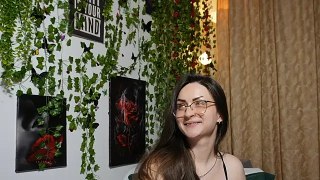 Snapshot of NaughtYHomemadE chatting on 10/24/25, 08:44 NaughtYHomemadE online show from 10/24/25, 08:44