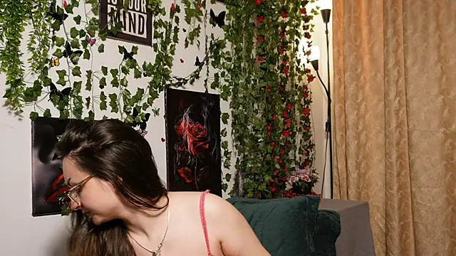 Snapshot of NaughtYHomemadE chatting on 11/08/25, 10:04 NaughtYHomemadE online show from 11/08/25, 10:04