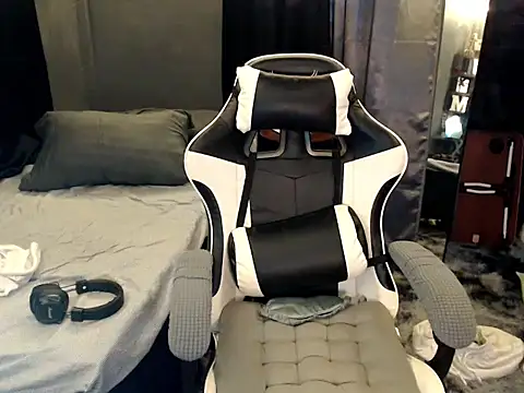 xgregor07 online show from 10/16/25, 08:59