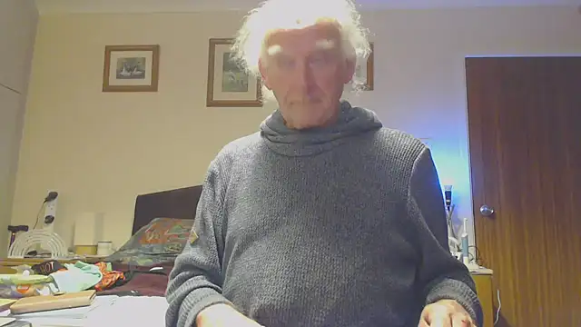 Snapshot of WaverlyKernow chatting on 12/12/24, 08:53 WaverlyKernow online show from 12/12/24, 08:53